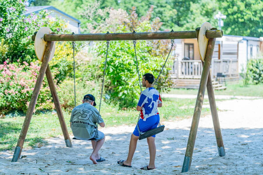 Camping Château de Galaure - Camping 4* di Châteauneuf-de-Galaure - regione Rodano Alpi - Photo 1