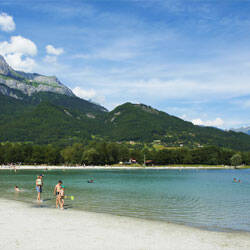 Camping a la orilla de un lago Camping a la orilla de un lago